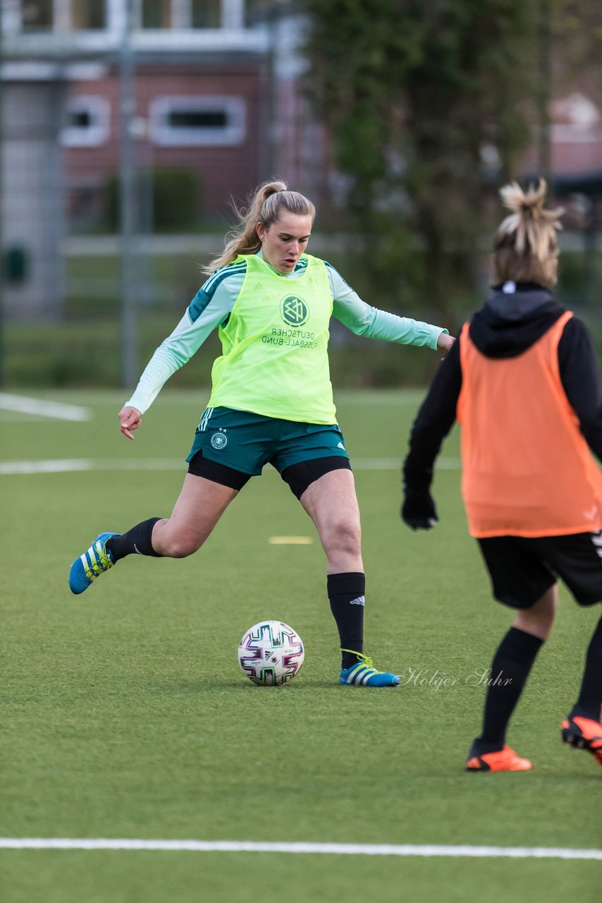 Bild 349 - Co-Trainerin der Frauen Nationalmannschaft Britta Carlson in Wahlstedt